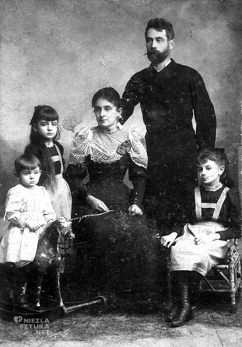 Egon, Melanie and Elvira Schiele with their parents, 1893 © Private Collection, Photograph: anonymous, Leopold Museum