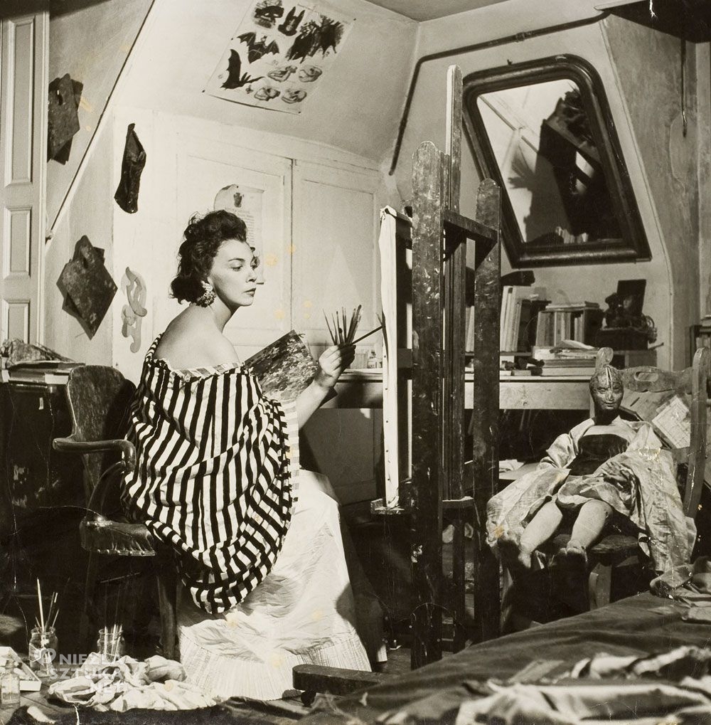 Leonor Fini, Sergio Gajardo, and a stranger in front of Autoportrait avec Sergio et Kot , in Torre San Lorenzo, Italy, 1952