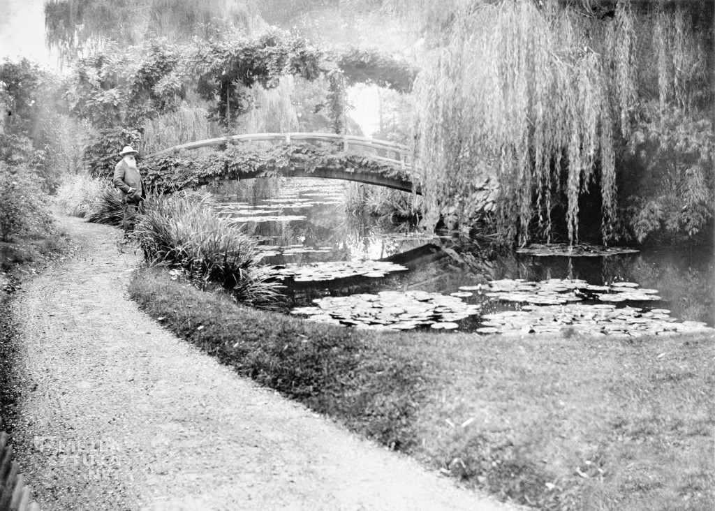 Claude Monet w swoim ogrodzie, private Collection / Roger-Viollet, Paris/ The Bridgeman Art Library