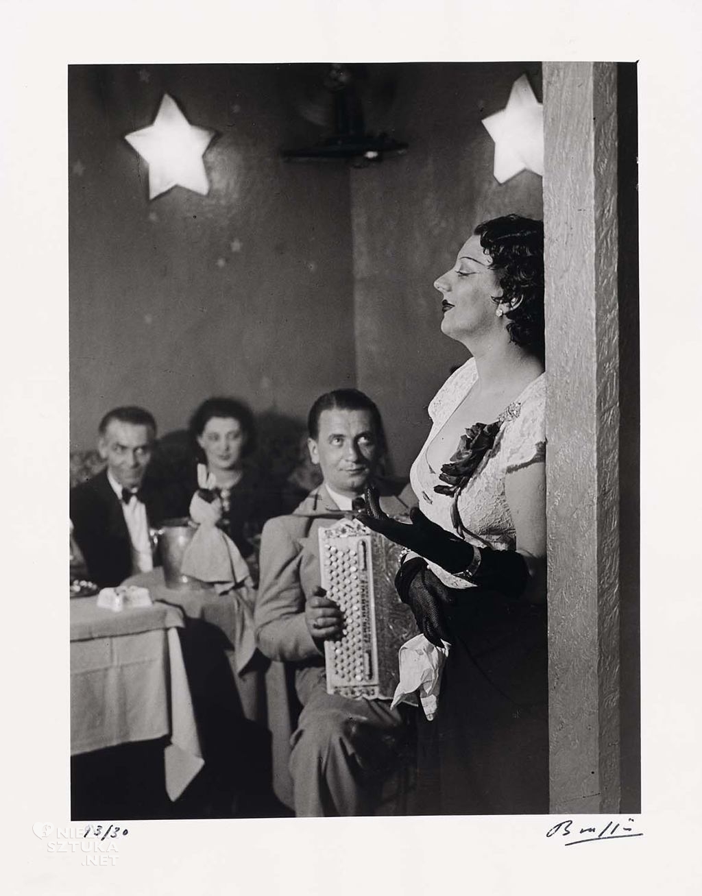 Brassaï, <em>Kiki z akordeonistą w „Cabaret des Fleurs",</em><br>, 1932, www.mfa.org